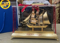 Thuyền buồm mạ vàng 15cm