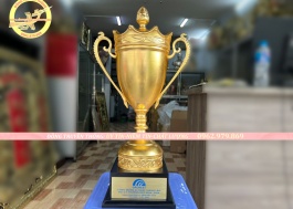  Chế tác cúp bằng đồng tặng đại lý xuất sắc.