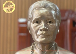 Đúc tượng chân dung bằng đồng bà Trần Thị Thêu