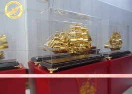 Thuyền buồm mạ vàng