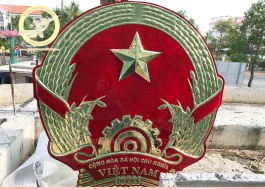 Lắp đặt quốc huy bằng đồng