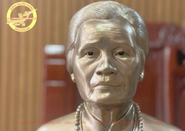 Đúc tượng chân dung bằng đồng bà Trần Thị Thêu