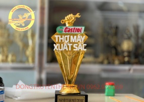 Đúc cúp bằng đồng tôn vinh người thợ máy.