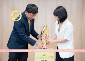 Đúc cúp trophy bằng đồng mạ vàng.