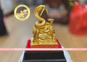 Tượng rắn bằng đồng dát vàng 9999
