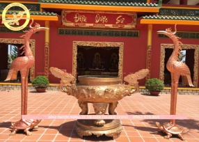 Đúc lư hương đồng ngoài trời