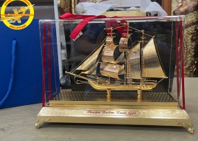 Thuyền buồm mạ vàng 15cm