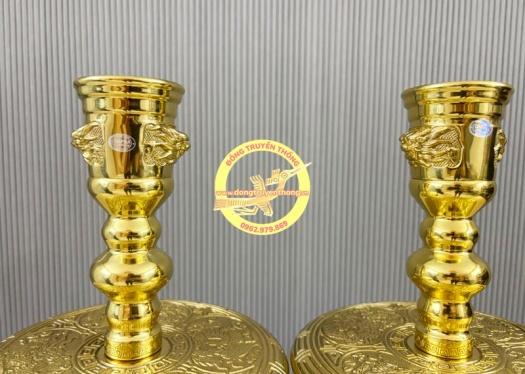Chân nến bằng đồng