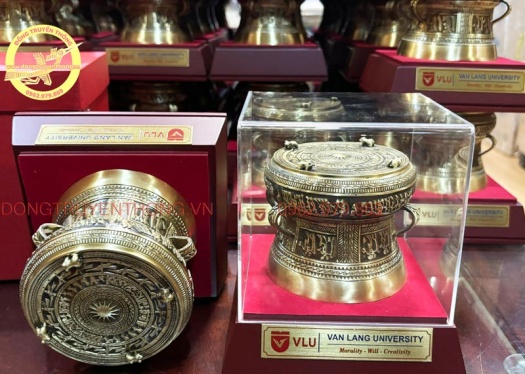 cửa hàng bán trống đồng lưu niệm