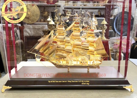 Thuyền buồm mạ vàng tặng lãnh đạo.