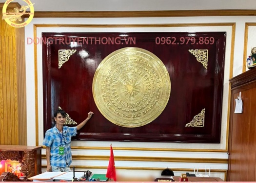 treo tranh mặt trống đồng trang trí phòng làm việc