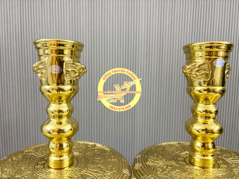 Hoa văn trên chân nến nổi khối