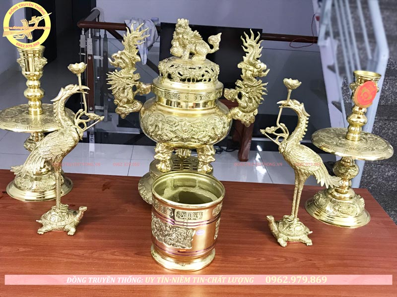 bộ ngũ sự bằng đồng hoa văn nổi