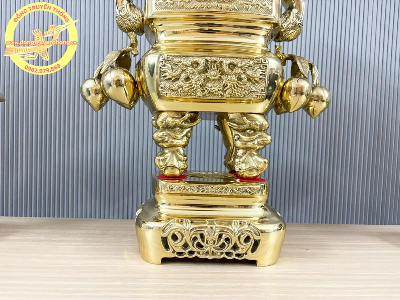 Mặt trước của đỉnh