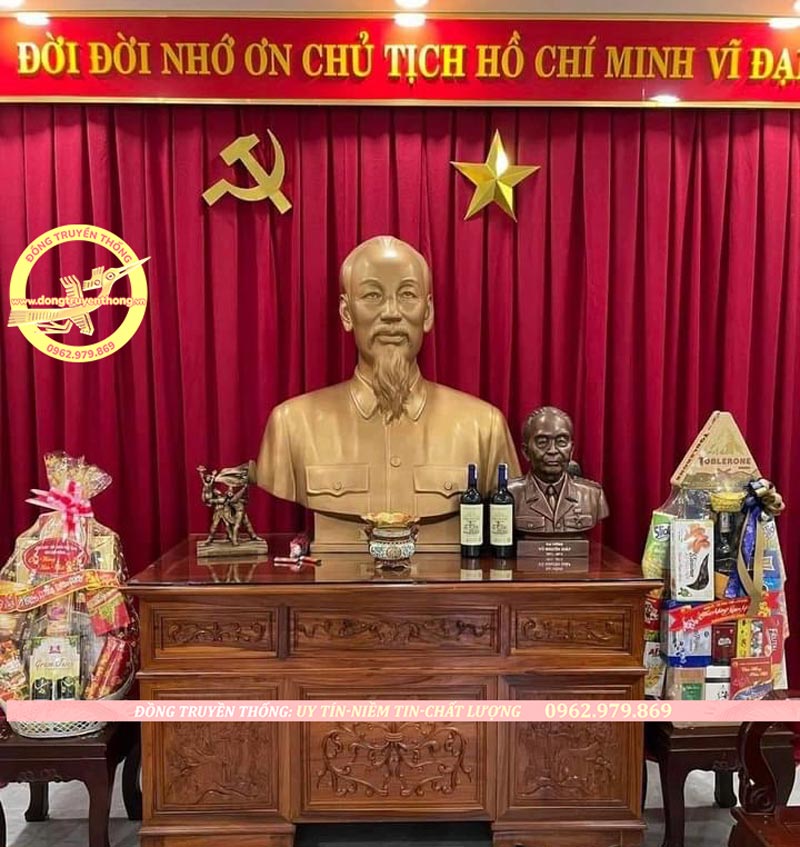 Tượng bán thân bác Hồ