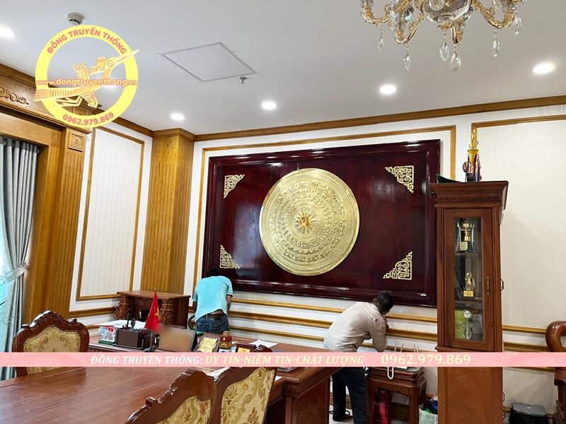 lắp đặt hoàn thiện tranh mặt trống đồng khung gỗ