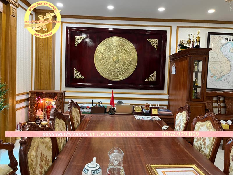 Hoàn thiện bức tranh trống đồng trang trí phòng làm việc sang trọng