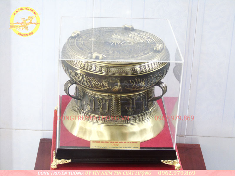 Cửa hàng bán trống đồng ở Tân Bình