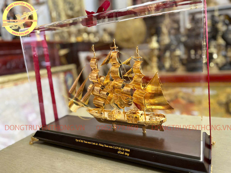 Cửa hàng bán thuyền buồm mạ vàng